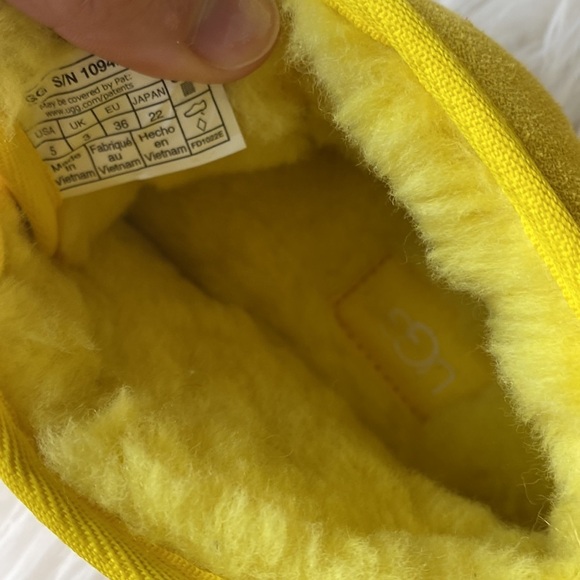 🎄SALE! UGG Neumel Women’s boot size 5 Canary - Picture 3 of 7